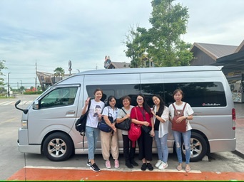 A family enjoying a private tour in Bangkok